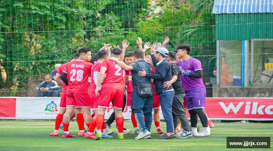 球迷群英汇聚热血沸腾，荣耀终归！